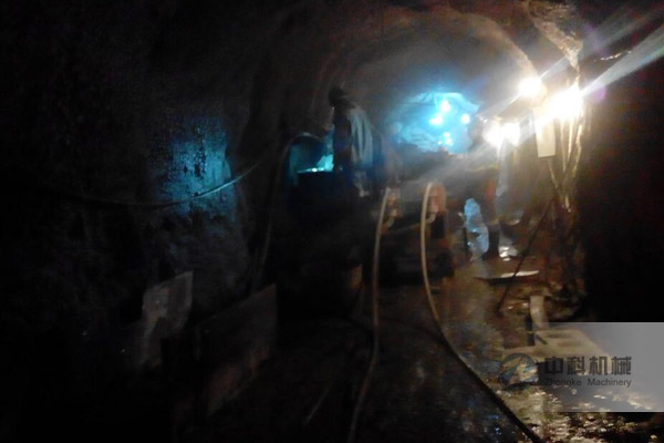 中原（yuán）礦業注漿機施工現場-1