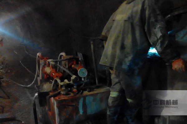 中（zhōng）原礦業注漿機施工現場