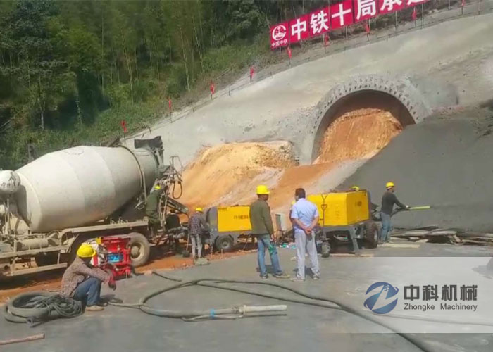 中鐵十局液壓濕噴（pēn）機施工現場