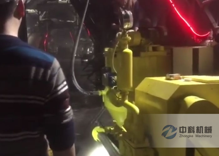 中鐵（tiě）一局（jú）蒙華鐵路拱頂帶模注漿一（yī）體機施工現場-3