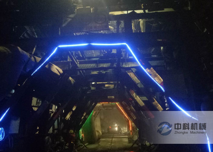中（zhōng）鐵一局蒙華鐵路拱頂帶模注漿一體機施工現場（chǎng）-2