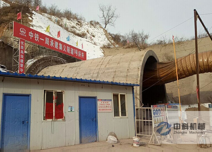 中鐵一局蒙（méng）華鐵路拱頂帶模注漿一體機施工現場