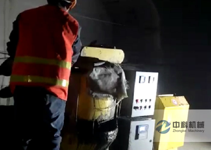 中鐵三（sān）局興（xìng）泉鐵路拱頂帶（dài）模注（zhù）漿一體機施工現場