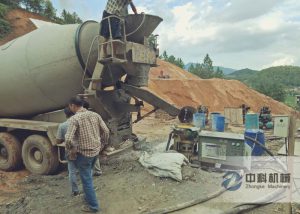 中鐵二（èr）十五局ZK700混凝（níng）土濕噴機（jī）施工現場