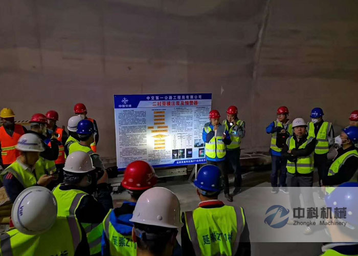 中交一（yī）公局拱頂帶模注漿一體機施工現場-2