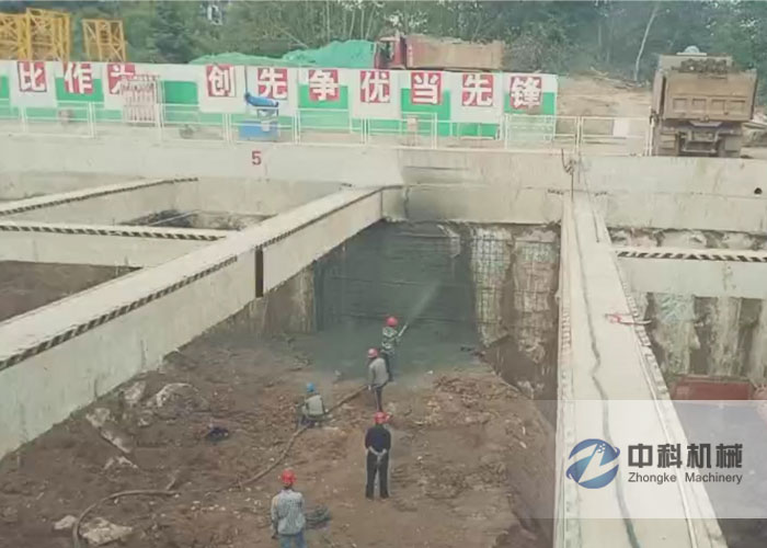 中（zhōng）鐵二十四局液壓濕噴機（jī）施工現場-2