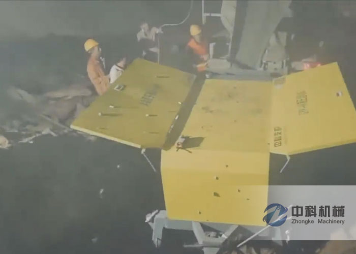 中鐵五局液壓(yā)濕噴機施工現場