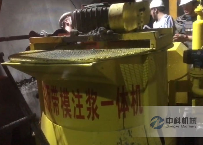 中鐵一局拱頂帶模注漿一體機（jī）帶模（mó）注漿施工現場-1