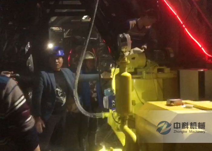 中鐵一（yī）局拱頂帶模注漿一體機帶模注漿施工現場