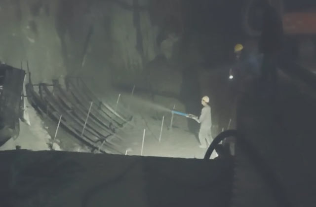 中鐵十九局牡(mǔ)佳客專液壓濕(shī)噴機施工(gōng)現場