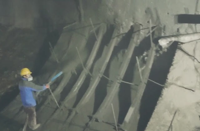 中(zhōng)鐵十九局牡佳(jiā)客專液壓濕噴機施工現場