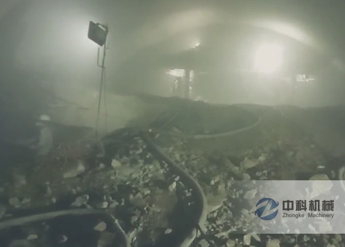 中鐵十九局雙噴（pēn）頭液（yè）壓濕噴機施工現場-4