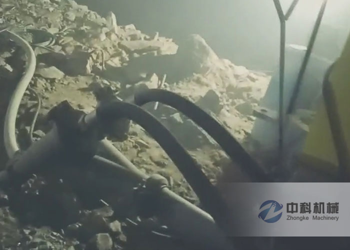 中鐵十（shí）九局雙噴頭（tóu）液壓濕噴機施工現場