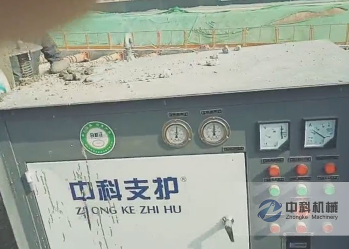 中交二航局ZK700型混凝土濕噴機施工現場-1