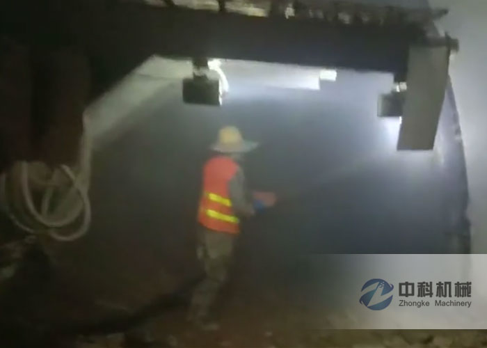 中鐵十八局車載式雙（shuāng）噴頭濕噴機施工現場-3