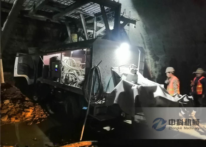 車載混凝（níng）土濕噴機施工現場