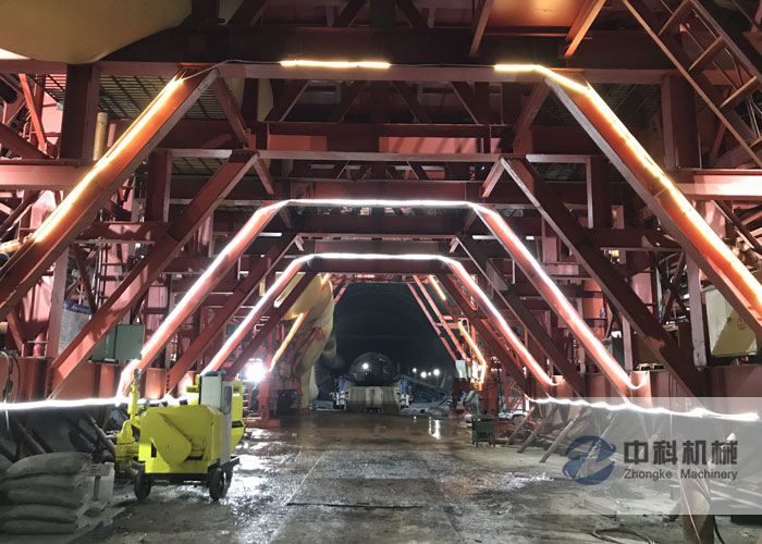 中鐵十八局(jú)拱頂帶模注漿一體機、二(èr)襯衝頂灌(guàn)注(zhù)監測(cè)係統施工現場