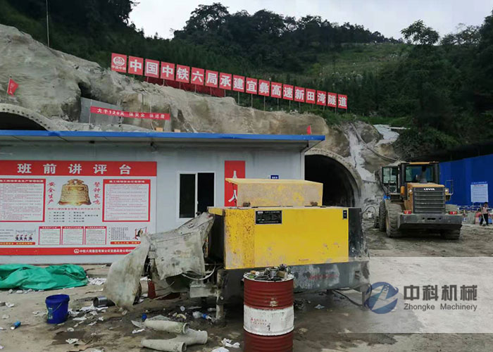 中鐵六（liù）局（jú）雙噴頭混凝（níng）土濕噴機施工現場-0