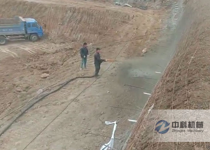 液壓混凝土濕噴機施工現場(chǎng)