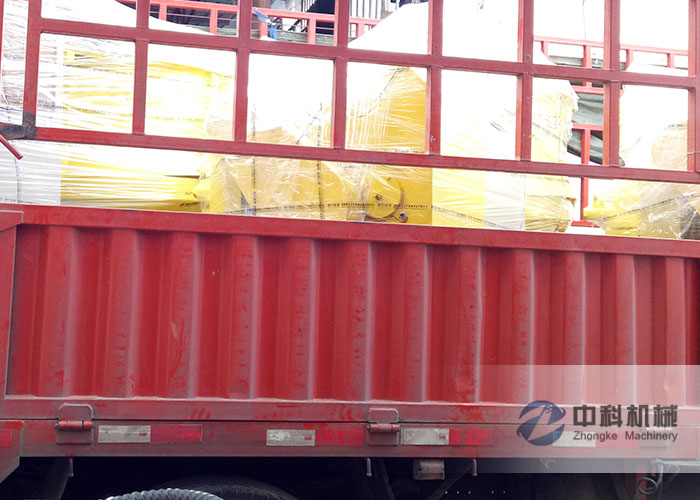 中鐵十一局拱頂帶模注漿一體機發貨現場