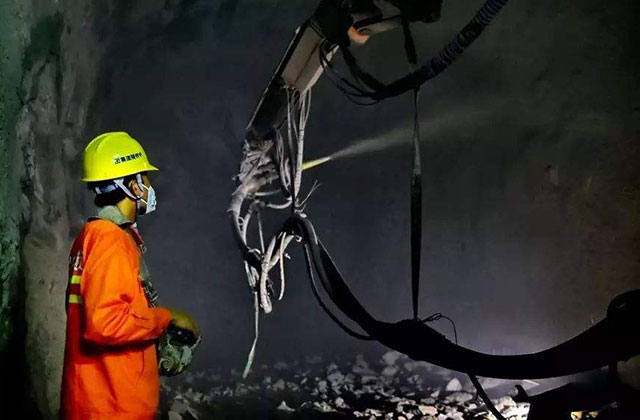 混凝土濕噴機械手在隧（suì）道機械化施工中的（de）應用（yòng）