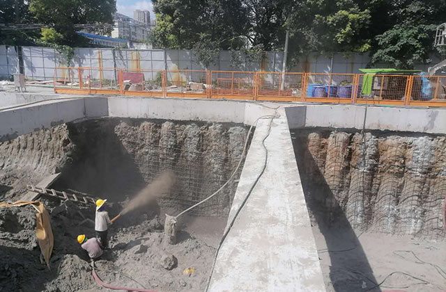 濕（shī）式（shì）混凝土噴漿機是用於濕式噴射混凝土的設備