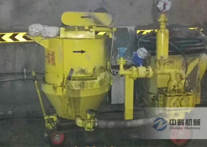 隧道拱頂帶（dài）模注漿一體機施工（gōng）現場