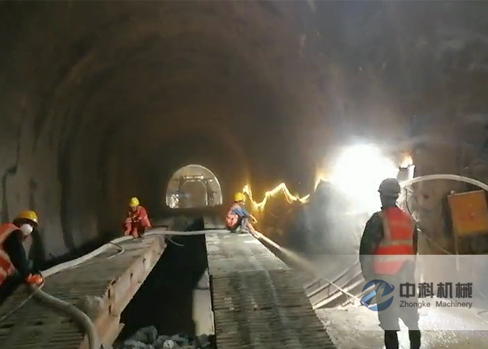 中鐵十（shí）七（qī）局液（yè）壓濕噴（pēn）機施工現場（chǎng）-2