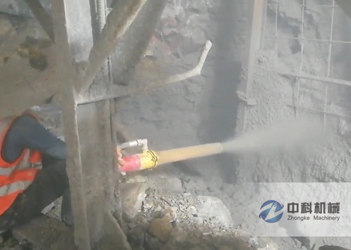 中（zhōng）鐵十七局液壓濕噴機施工（gōng）現場-3