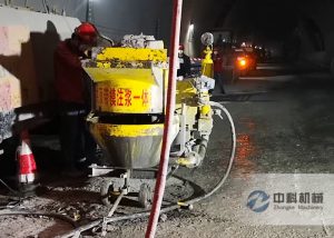 隧道（dào）二襯拱頂帶模注漿一體機施工現場