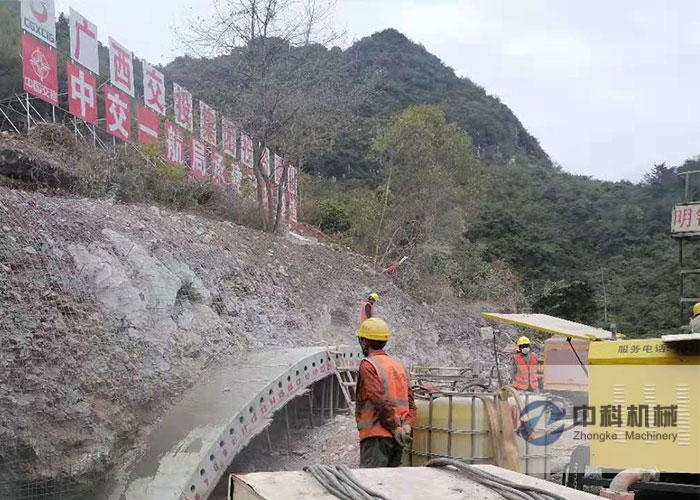 中交一航局雙噴頭液（yè）壓濕噴（pēn）機施工現場-0