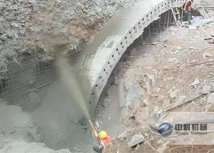 中交一航局(jú)雙噴(pēn)頭液壓濕噴機施(shī)工(gōng)現(xiàn)場