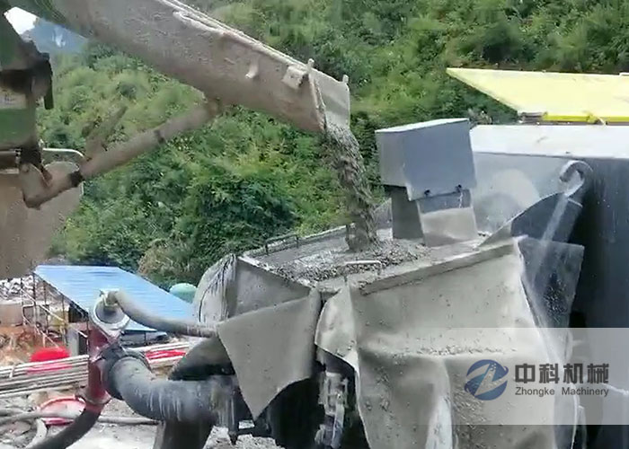 中交一航局雙噴頭液壓濕噴機施工現場