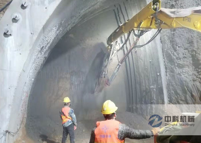 中交一公局工程（chéng）混凝土濕噴台車施工（gōng）現場-1