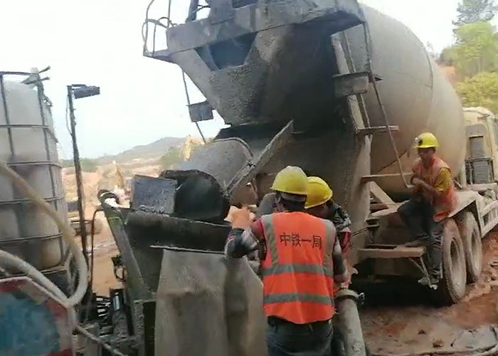 中鐵一局車載混凝（níng）土濕噴機施工現場-1