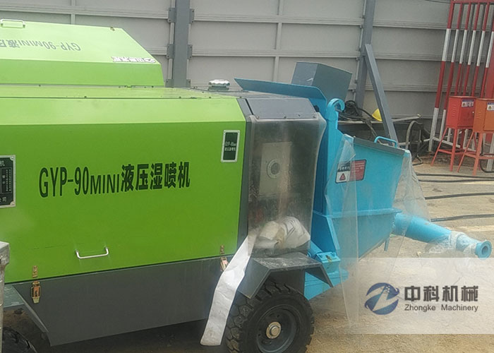 小型液（yè）壓混凝土濕噴（pēn）機施工現場-1