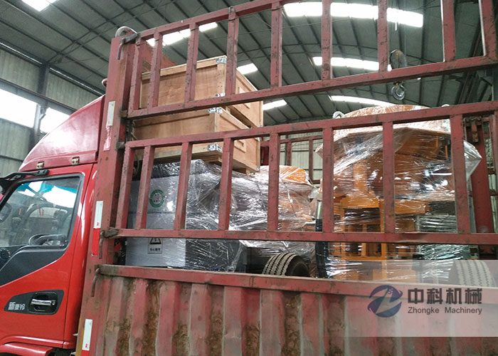 中鐵四局轉子式混凝土濕噴機發貨現場-0