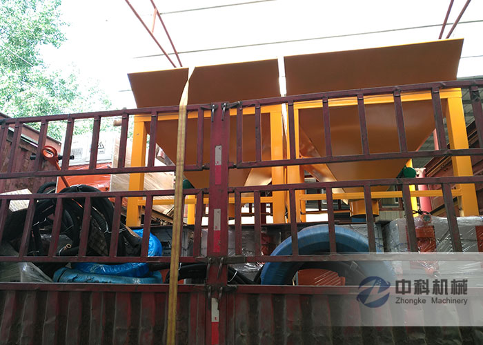 蘭州雙液注漿機、噴漿機大料（liào）鬥發貨現場-0