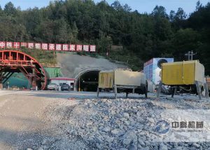 中鐵十七局雙噴頭（tóu）液壓濕（shī）噴機施工現場