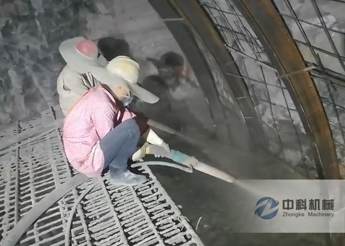 中鐵十七局雙噴頭液壓濕噴機施工現（xiàn）場（chǎng）-2