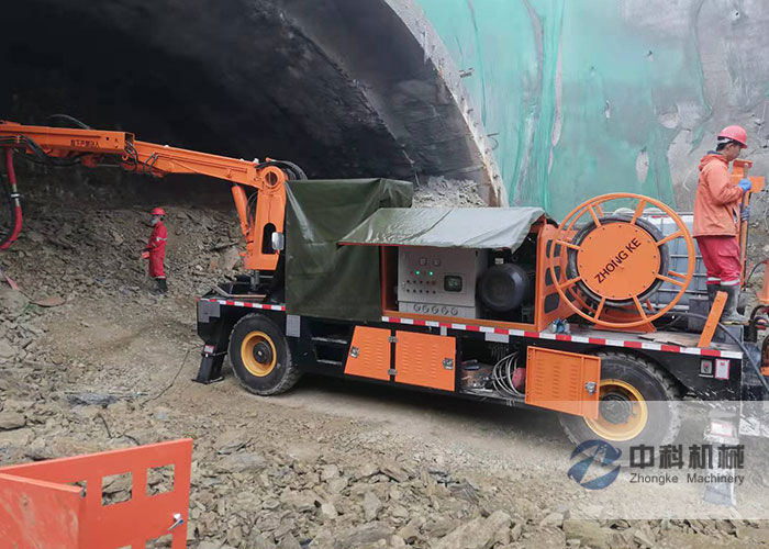 隧道混凝土濕噴台車施（shī）工現（xiàn）場-0