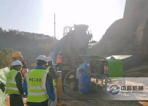 中交二航局液壓（yā）濕噴機施工現場