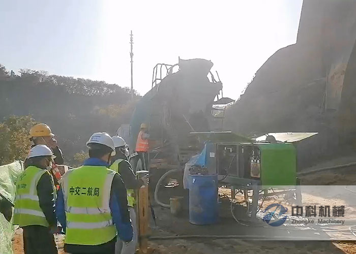 中交二航局液壓(yā)濕(shī)噴機施工現場