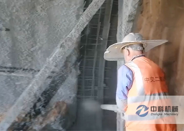 中交（jiāo）二航局液（yè）壓濕噴機施工現場-4