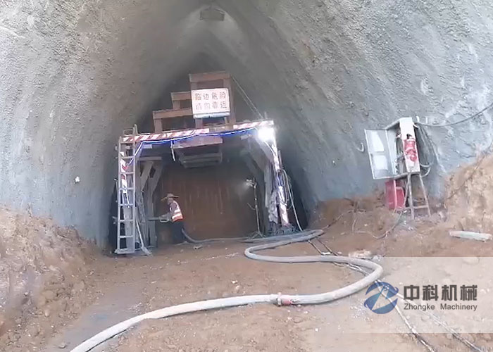 中（zhōng）交二航局液壓濕噴機施工現場-3