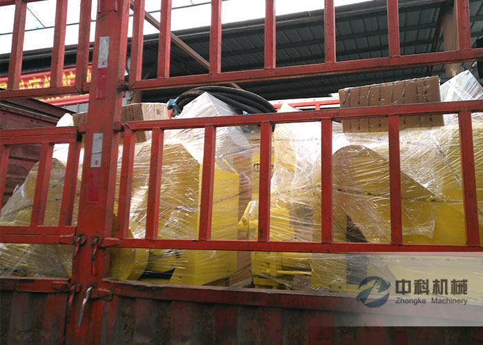 中鐵十二局拱頂（dǐng）帶模注（zhù）漿一體機發貨現場-0