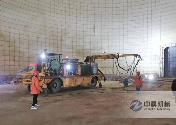 工程（chéng）底盤（pán）混凝土濕噴台車施工現場-1