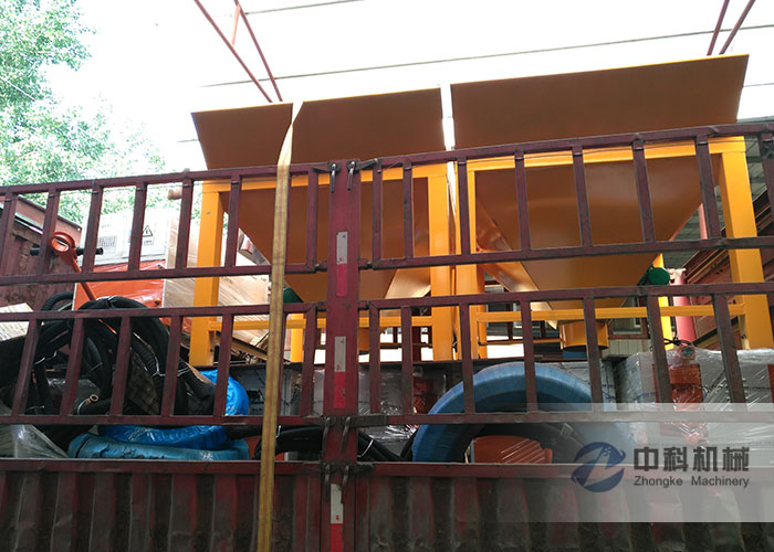 青島雙液注漿機、噴漿機大料鬥發貨現場-0