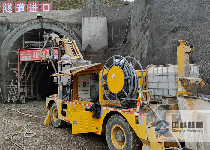 中鐵二局混凝土濕噴台車施工現場-1