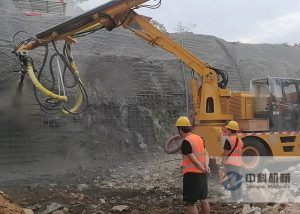 大型（xíng）混凝土濕噴台車施工現場